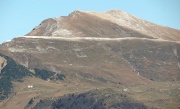 34 Il Baciamorti - Aralalta. In basso ecco il rifugio Gherardi e l'ex rifugio Battisti.....